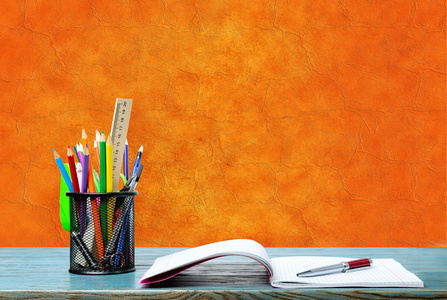 桌子上的书和笔图片