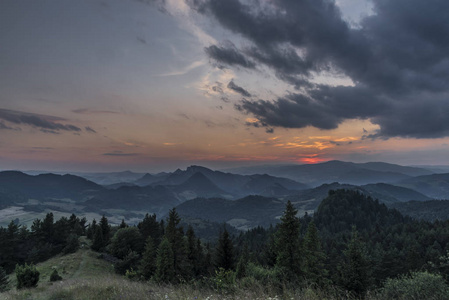 国家公园 Pieniny 以颜色日落