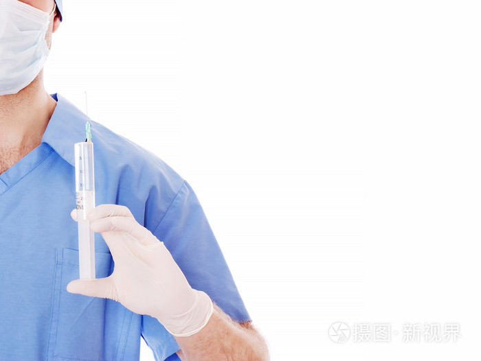 男医生手里拿着一个注射器