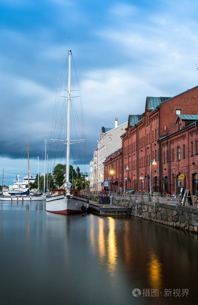 风景秀丽的夏天晚上全景图的老港口码头建筑与大历史帆船船, 游艇和