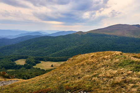 在早期的秋天，Bieszczady 国家公园 Bieszczady 山的美景尽收眼底 波兰语 Bieszczadzki 公园