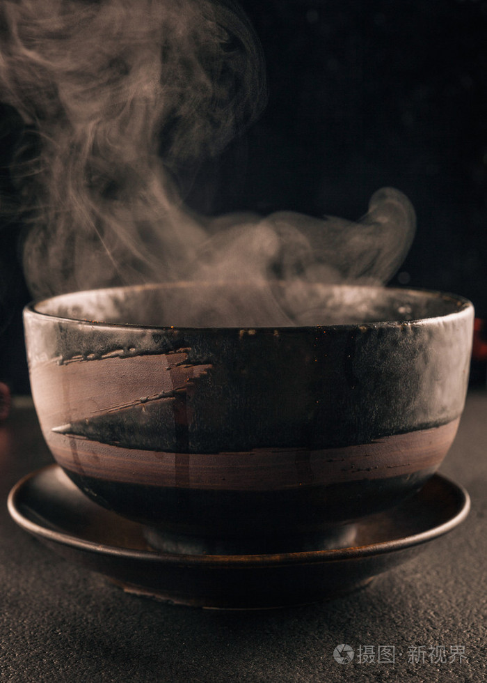 碗热气腾腾的汤