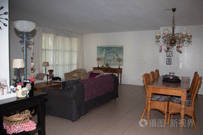 一个现代的房子的内部