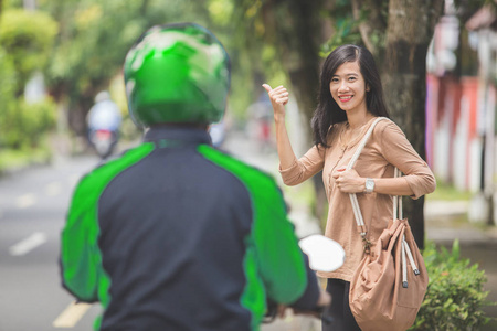 订购商业摩托车的士的女人