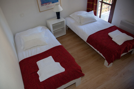 舒适小屋的两张单人床两张单人床的房间里豪华卧室,两张单人床,经典