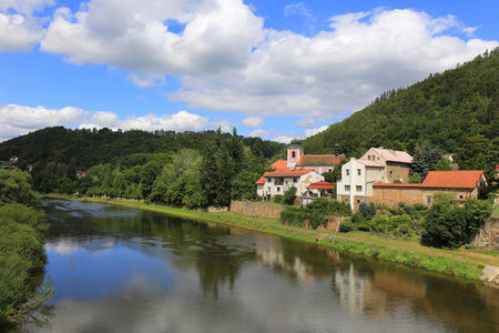 沿着河 Berounka，中央波希米亚捷克共和国农村