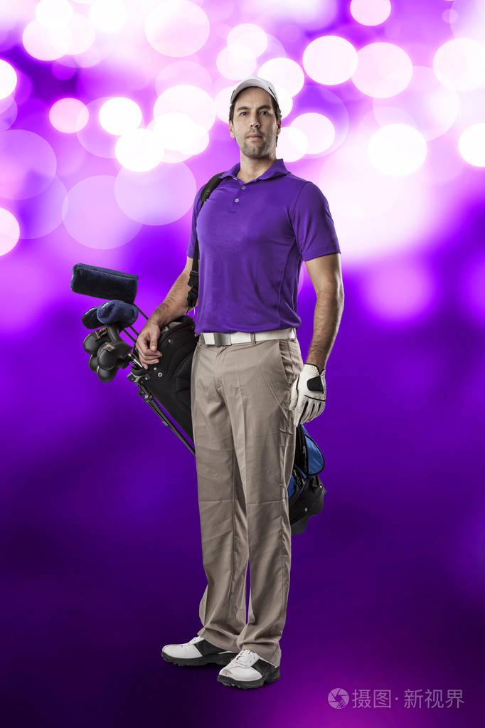 一个穿紫色衬衫的高尔夫球手
