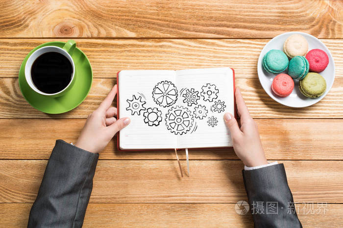 女商人手和素描书在桌子上