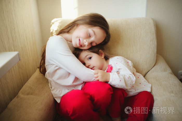 女孩抱着她的小妹妹