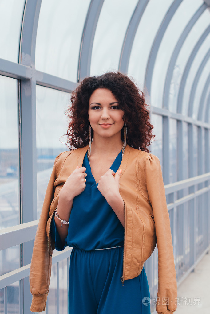 美丽的卷发女人长连衣裙