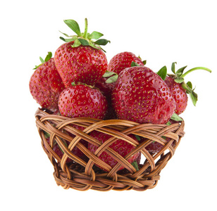 草莓在白色背景特写一个孤立的篮子里