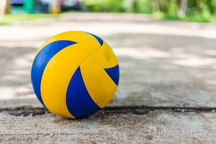 排球在地板上照片-正版商用图片0eeg8g-摄图新视界