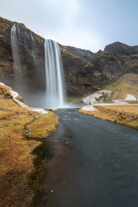 在冰岛 seljalandsfoss 瀑布