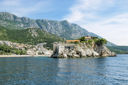 在炎热的夏天 Sveti Stefan 在黑山岛宾馆