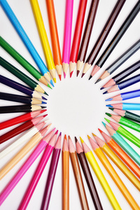 组的现实多彩彩色铅笔或蜡笔排成一圈