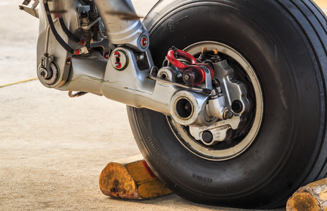 飞机机轮关闭照片