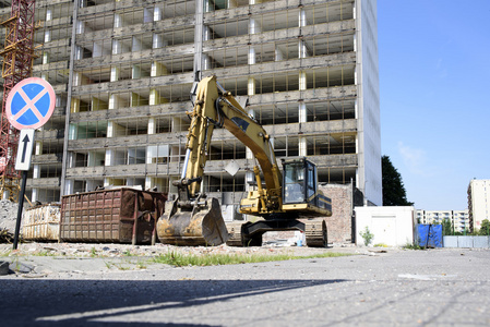 在现场的大型建筑拆除挖掘机