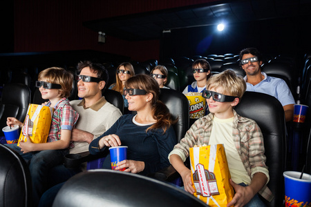 家庭在观看 3d 电影在影院照片