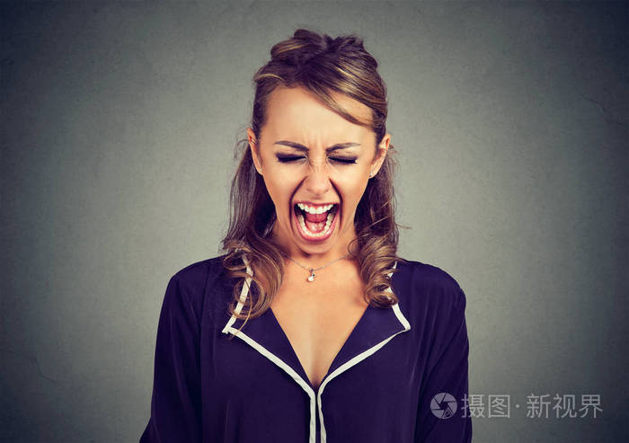 尖叫着生气郁闷的年轻女人的画像