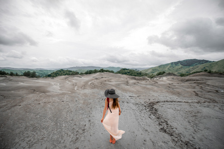 女性旅行者在泥附近