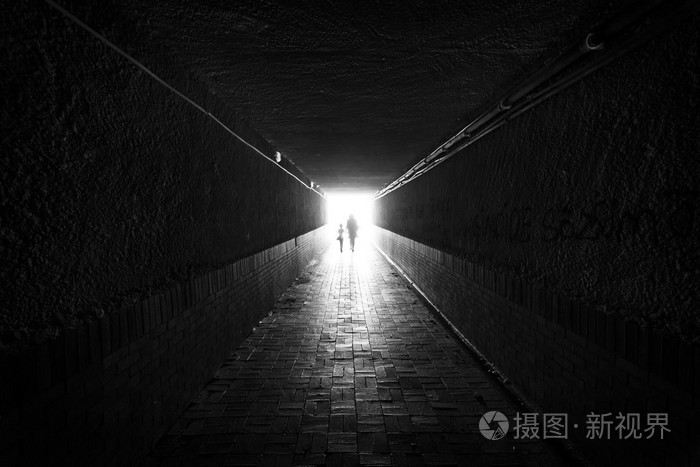 人们穿过隧道