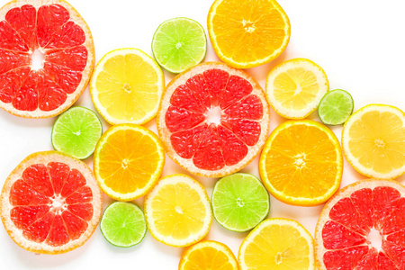 顶视图的分离在白色背景上的柑橘类水果切片
