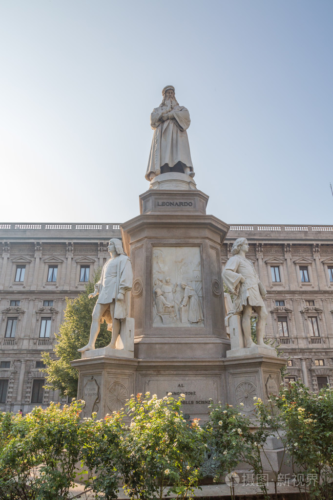 达  芬奇 Leonardo 雕像位于米兰