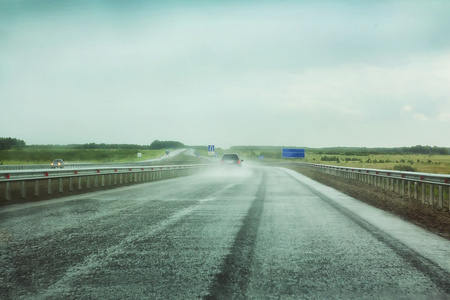 汽车走在高速公路上雨