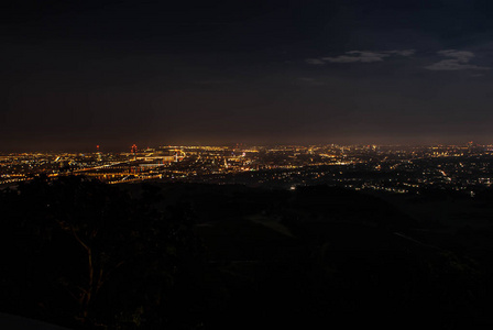 Khalenberg 在晚上从维也纳景观视图