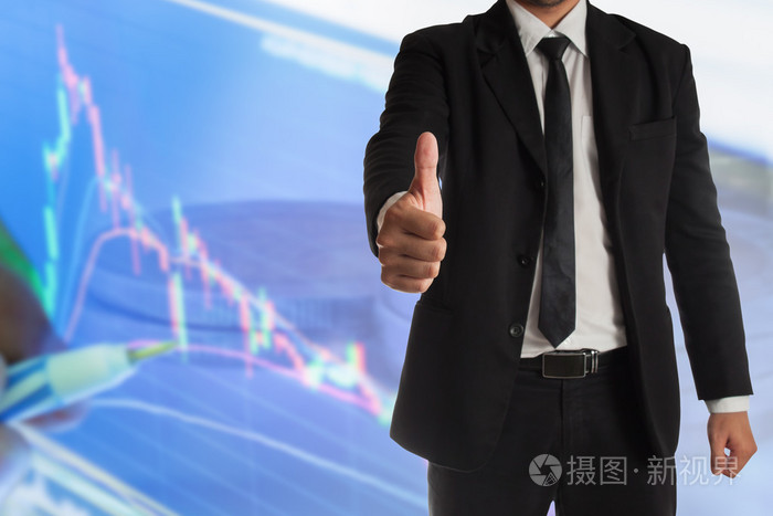 商人与竖起大拇指手势与股票图,在股票市场上成功的概念