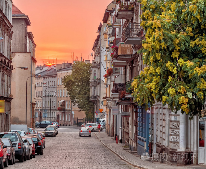 狭窄的传统街道的欧洲