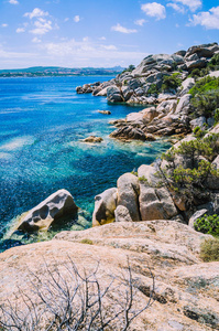奇异的花岗岩岩石形成和 Sargedna，意大利撒丁岛港岛美丽清澈蔚蓝的大海