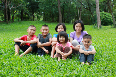 六个亚洲孩子在公园里玩得很开心