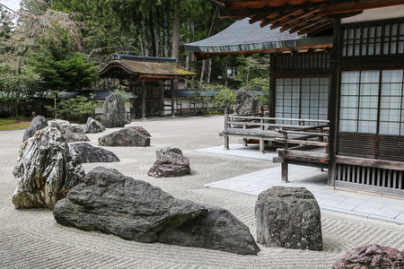 传统的日本禅宗花园，用石头