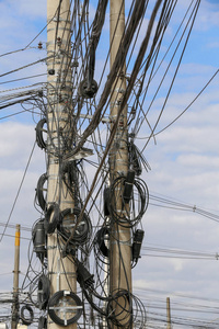 杆与电线杆与纠结电缆和电线照片