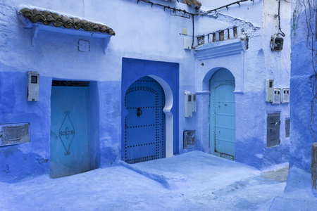 在摩洛哥的蓝色及舍夫沙万市美丽的街道之间的旅行