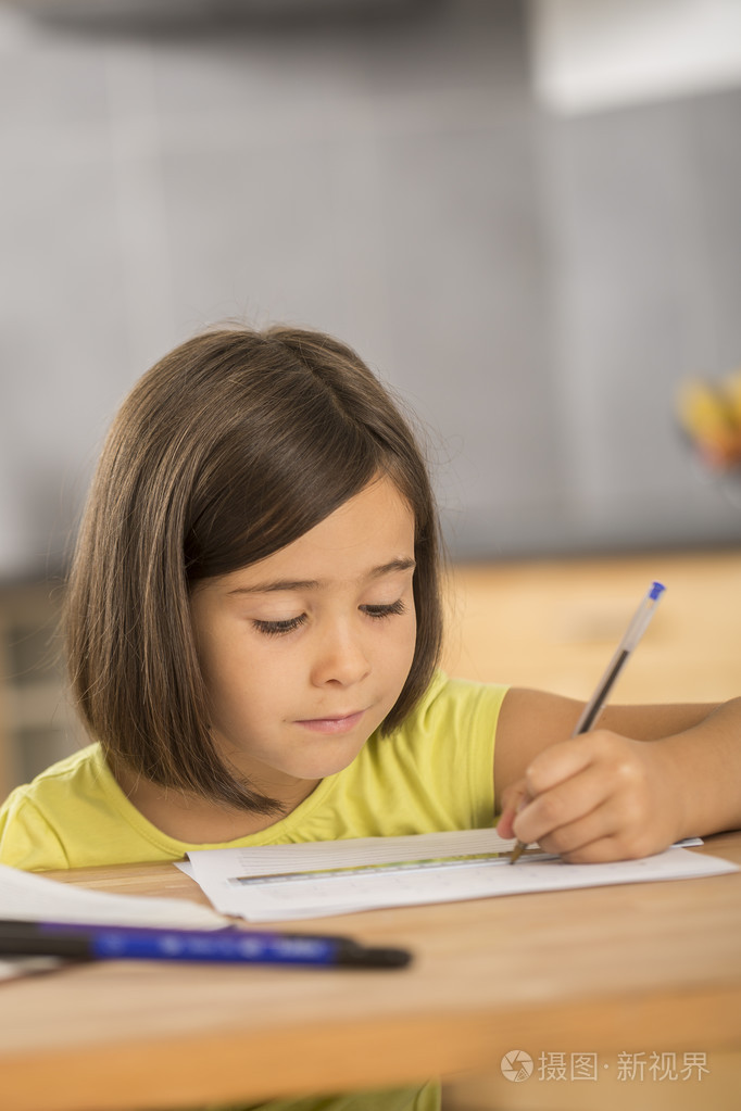 小女孩做了家庭作业ar桌子的肖像