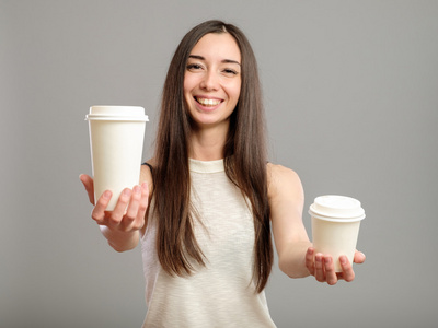 女人提供白色杯子里的咖啡