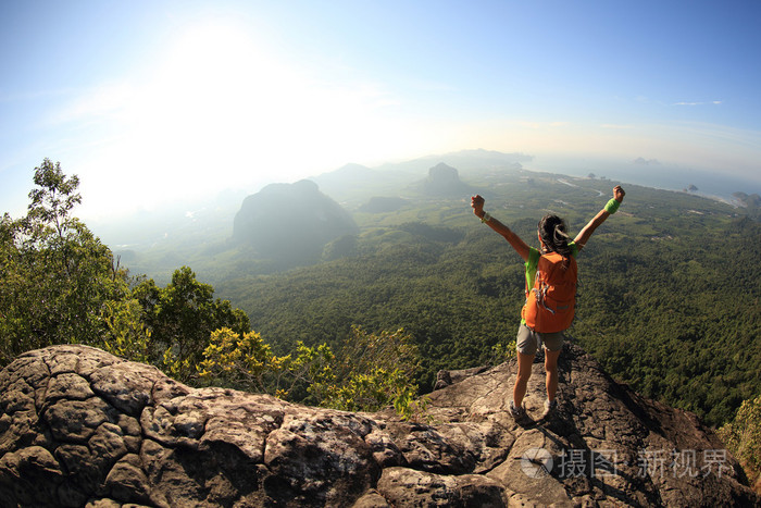 女人徒步旅行者张开双臂