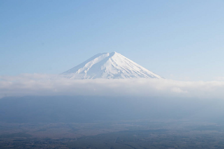 富士山是日本著名的地标，白云在蔚蓝的天空背景上