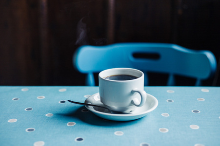 杯咖啡在茶室桌子上图片