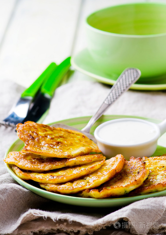 与绿色盘子里的酸奶油葫芦油条