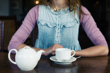 年轻女子在餐厅里喝茶