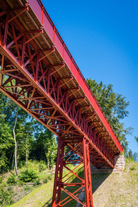 在夏天的红色金属桥