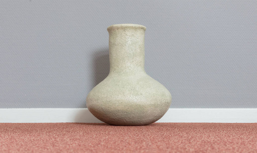 简单的花瓶站在地毯上