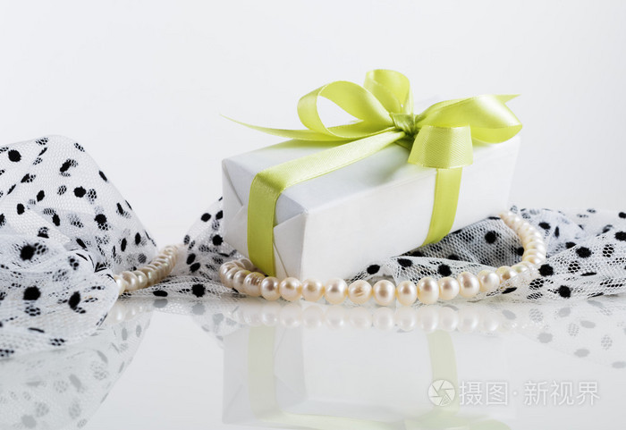礼品盒和珍珠