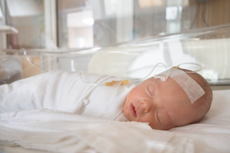 刚出生的婴儿睡在医院中的点滴