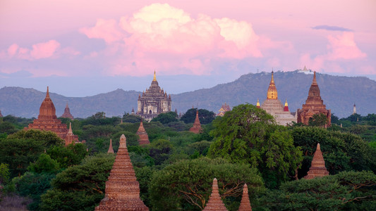 景观图的日出与古老的寺庙，缅甸蒲甘