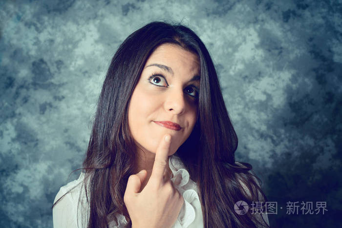 地中海住着长长的棕色头发的年轻女子认为