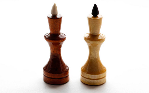 在白色背景上的两个皇后。下象棋。黑色和白色。Closeu